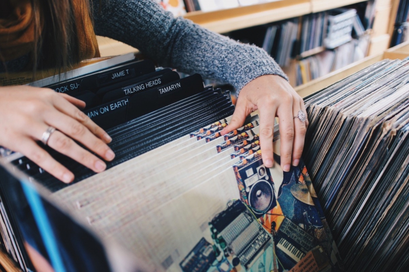 vente-TOURETTE DU CHATEAU-min_vinyl_records_store_shopping_retro_music_audio_album_rock-684576